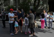 Fuerte sismo en México deja dos muertos y acrecienta ansiedad por la pandemia