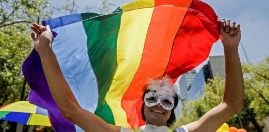 Miles participan en marcha digital del Orgullo Gay en México
