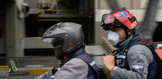 Paramédicos motorizados, ángeles que ayudan a salvar vidas en la caótica Caracas