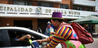 Payasos salen a las calles a pedir ayuda ante pandemia en Guatemala