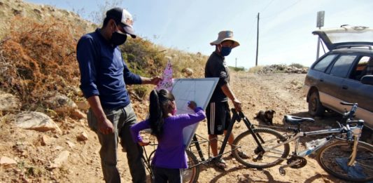 Un profesor boliviano recorre el campo en bicicleta para enseñar en cuarentena