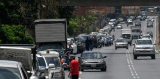 Venezuela flexibiliza cuarentena entre kilométricas filas en gasolineras
