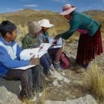 Alumnos andinos peruanos reciben clases virtuales en un cerro