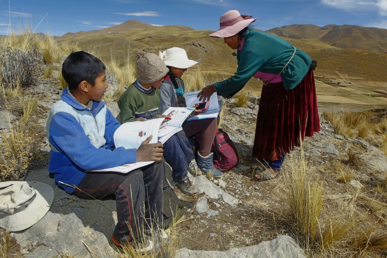 Alumnos andinos peruanos reciben clases virtuales en un cerro