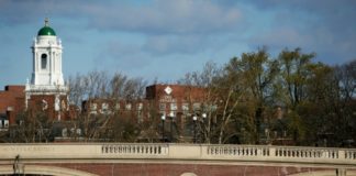 Harvard y el MIT piden a la justicia anular decisión que revoca visas para estudiantes extranjeros