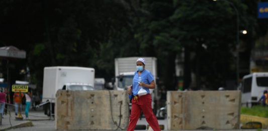 Muros de concreto y alcabalas restringen vías en Caracas ante COVID-19