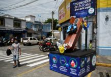 Poblado guatemalteco recurre a ataúdes en las calles para alertar sobre la covid-19