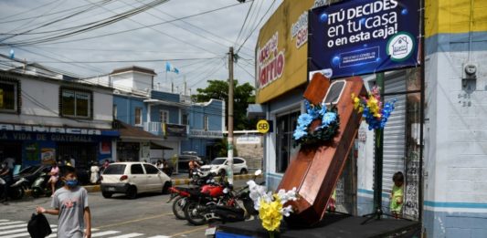 Poblado guatemalteco recurre a ataúdes en las calles para alertar sobre la covid-19