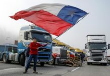 Camioneros chilenos mantienen bloqueo de carreteras