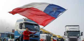 Camioneros chilenos mantienen bloqueo de carreteras