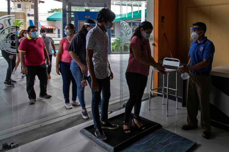 Cines y estadios nicaragüenses reabren al público con cautela