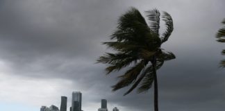 Florida se prepara para afrontar huracán Isaías