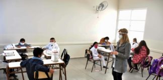 Primer grupo de alumnos regresa a clases en provincia de Argentina