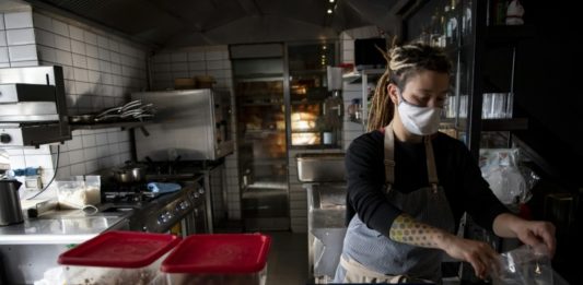 Restaurantes gourmet se erigen como aliados al hambre en Chile