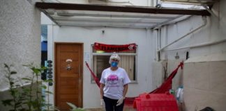 Víctimas del coronavirus en Brasil reciben ayuda de una madre en duelo