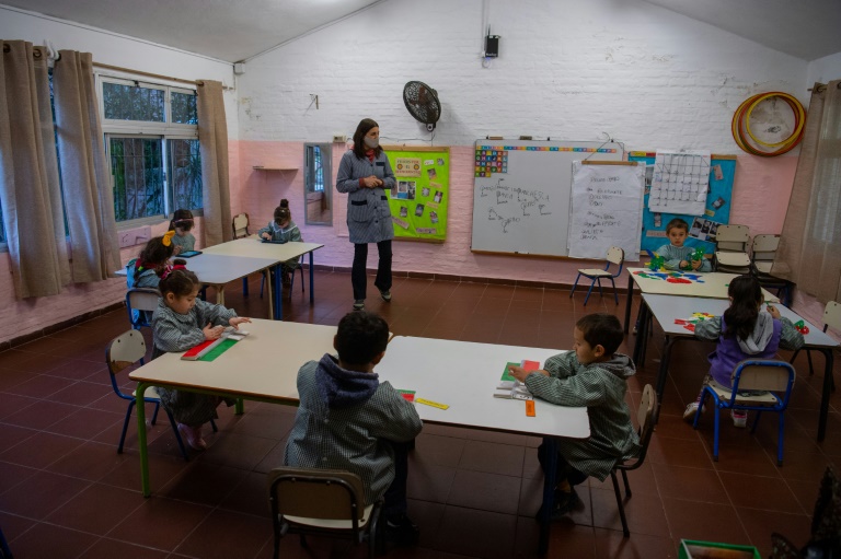 Uruguay apuesta a la presencialidad pero fortalece educación a distancia