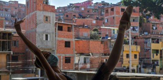 Ballet de favela brasileña retoma ensayos presenciales