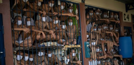 El Salvador muestra condiciones de pandilleros presos