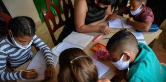 Escuelita en barrio de Venezuela cobija a niños sin clases