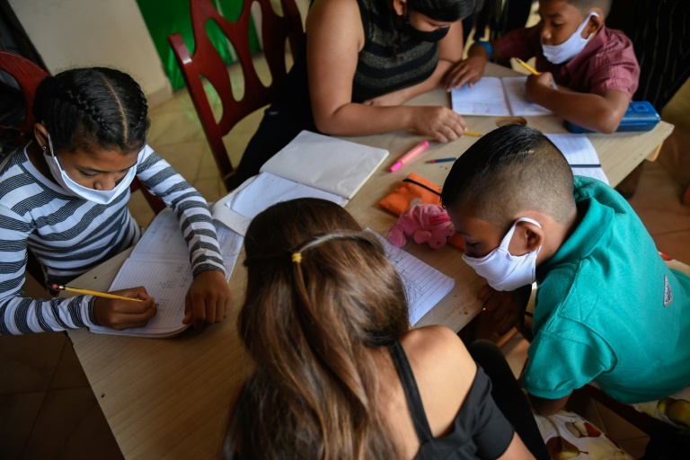 Escuelita en barrio de Venezuela cobija a niños sin clases