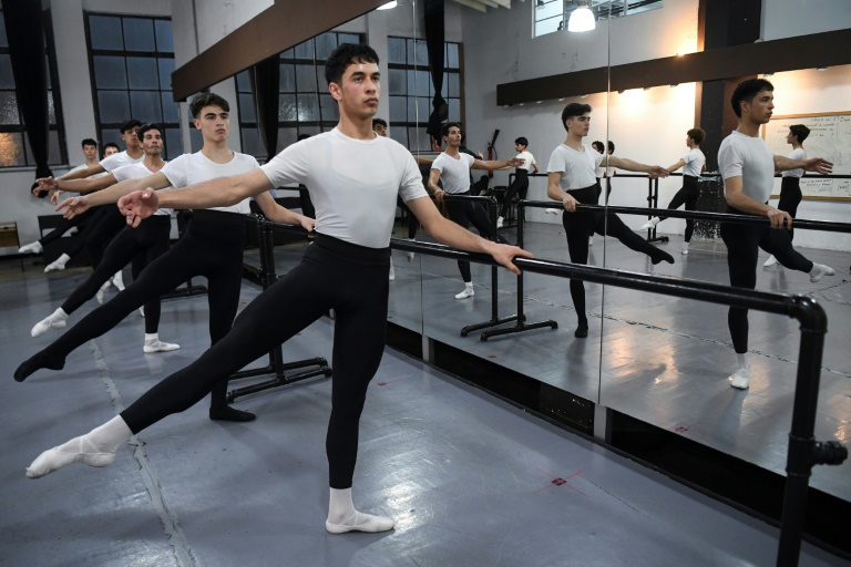 Futbolista promueve el ballet entre varones en Uruguay