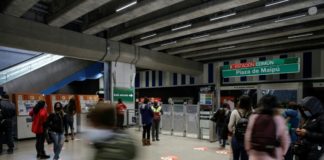 Metro de Santiago reabre sus estaciones tras estallido social