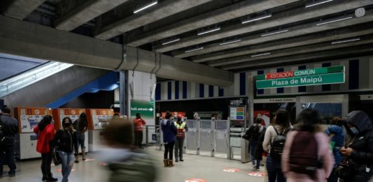 Metro de Santiago reabre sus estaciones tras estallido social