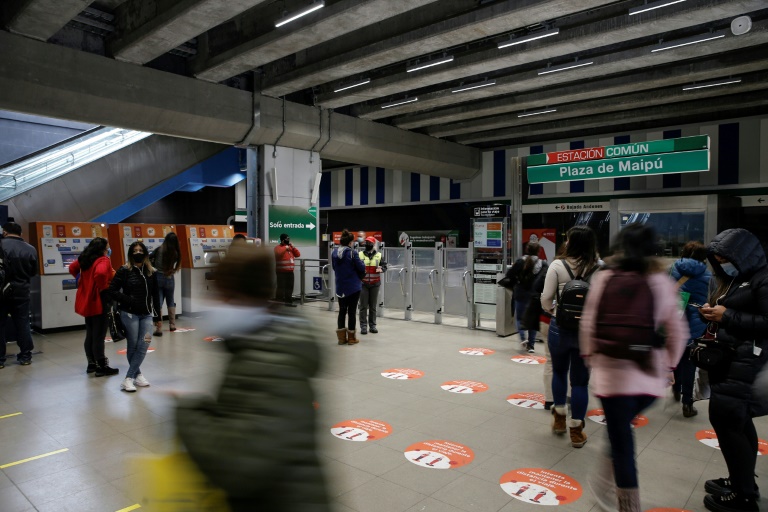 Metro de Santiago reabre sus estaciones tras estallido social