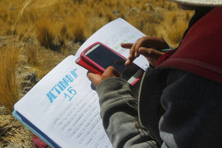Unos 300.000 escolares peruanos desertan durante la pandemia