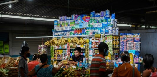 Venezolanos compiten contra la inflación en plena pandemia