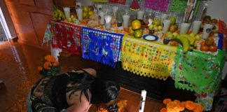 Día de Muertos consuela a familias rotas por la pandemia en México