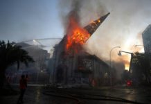 Incendios y violencia empañan manifestación en Santiago