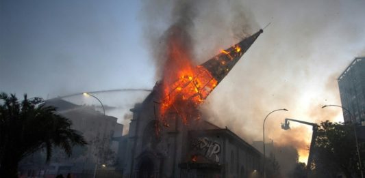 Incendios y violencia empañan manifestación en Santiago