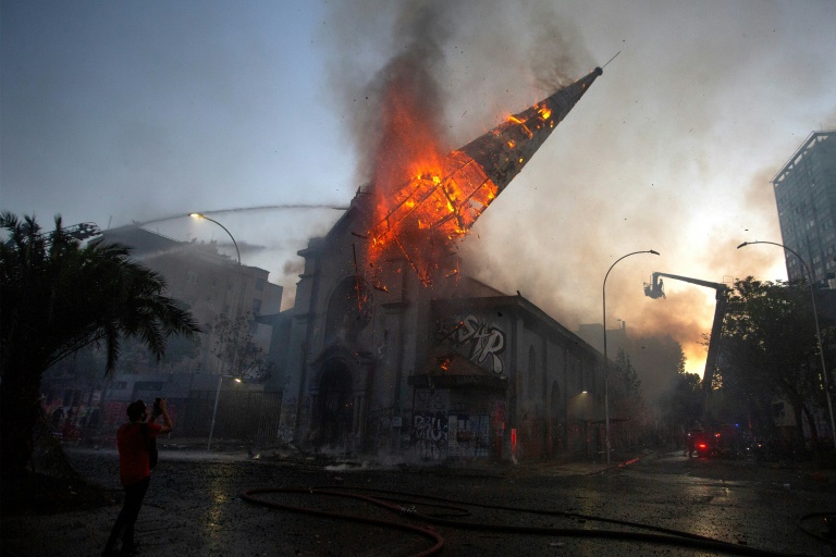 Incendios y violencia empañan manifestación en Santiago
