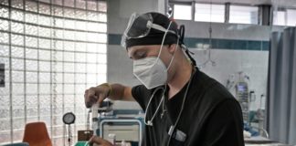 Lucha contra covid-19 consume a médicos mexicanos