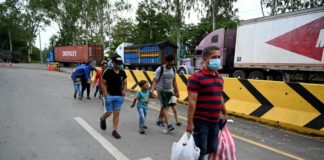 Migrantes hondureños avanzan por Guatemala