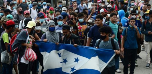 Migrantes hondureños ingresan a Guatemala en ruta a EEUU