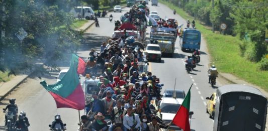Miles de indígenas exigen cese de la violencia en Colombia