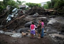 Nueve muertos y 35 desaparecidos por deslave en El Salvador