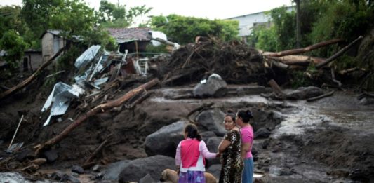 Nueve muertos y 35 desaparecidos por deslave en El Salvador