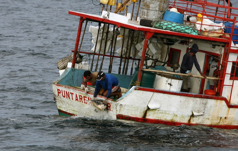Presidente de Costa Rica veta polémica ley de pesca de arrastre