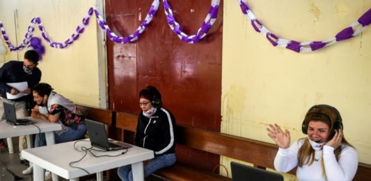 Reclusas peruanas hablan con familiares por videoconferencia