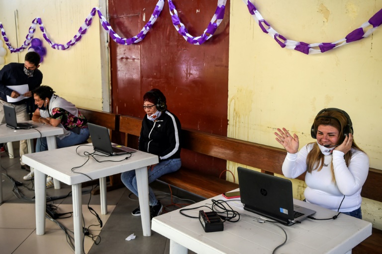 Reclusas peruanas hablan con familiares por videoconferencia