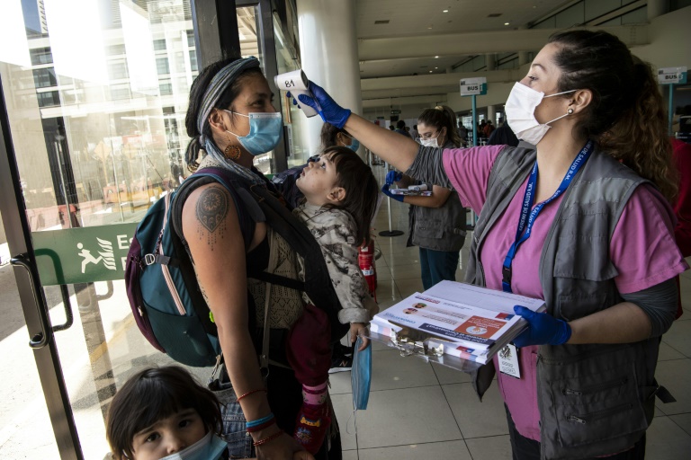 Chile reabre su frontera aérea a turistas después de ocho meses