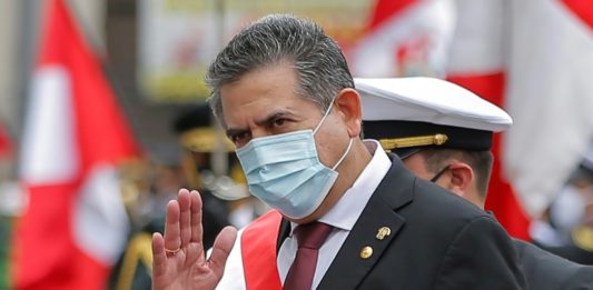 Manuel Merino asume presidencia de Perú en medio de protestas