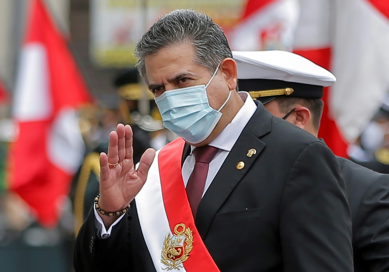 Manuel Merino asume presidencia de Perú en medio de protestas