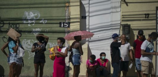 Brasileños se asoman al abismo económico en 2021 por la pandemia