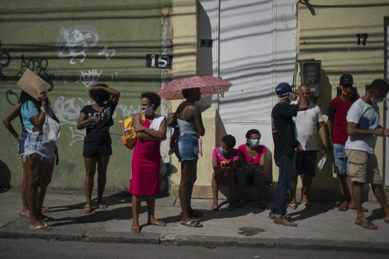Brasileños se asoman al abismo económico en 2021 por la pandemia