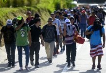 Un grupo de migrantes salvadoreños comienza su viaje hacia Estados Unidos en San Salvador, el 20 de enero de 2020 © AFP MARVIN RECINOS
