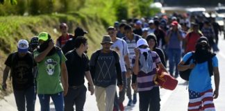 Un grupo de migrantes salvadoreños comienza su viaje hacia Estados Unidos en San Salvador, el 20 de enero de 2020 © AFP MARVIN RECINOS